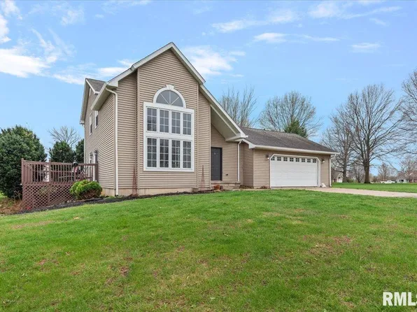 17296 Woodland Lakes Dr, Petersburg, IL 62675