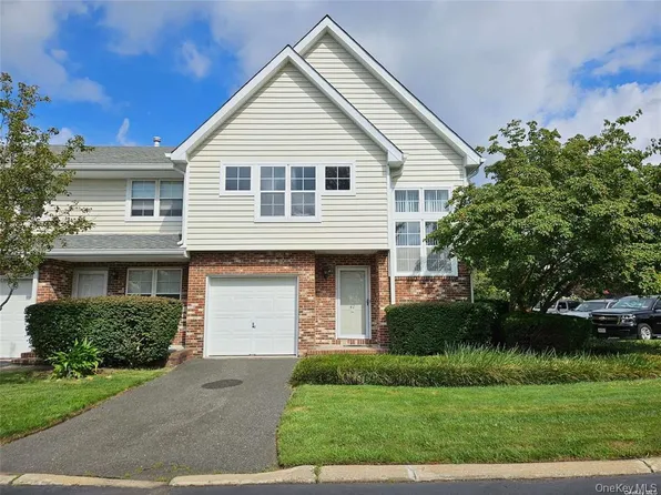 41 Maple Wing Blvd, Central Islip, NY 11722