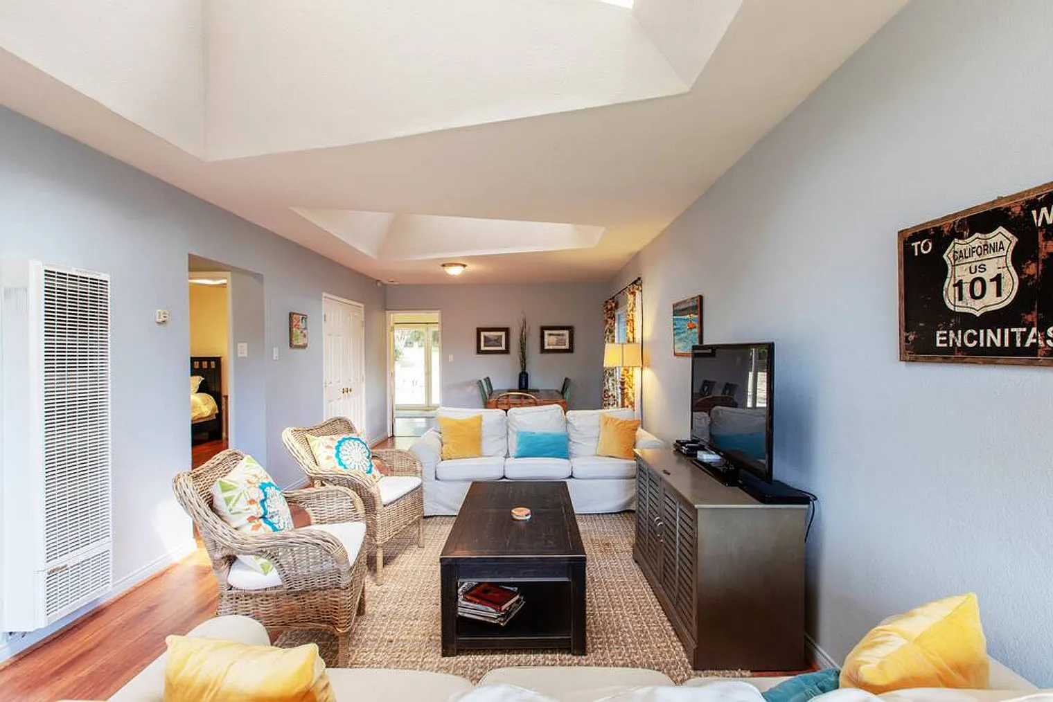 3 bed, 3.0 bath, 1571 sqft, $8,433 — Photo 2