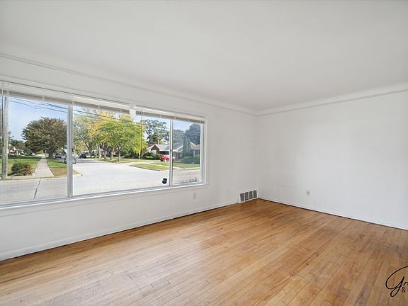 4th image of 22519 Wilmot Ave