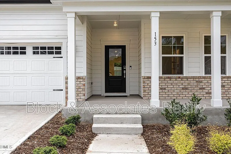 5 bed, 3.5 bath, 10018 sqft, $2,550 — Photo 2