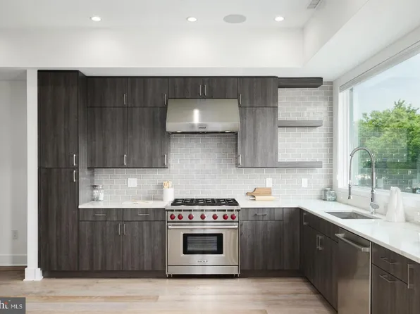 142 S Front St, Philadelphia, PA 19106