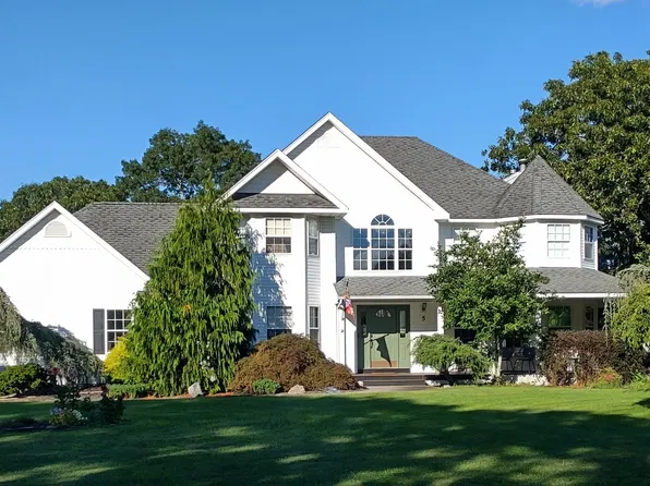 5 Crest Hollow Ln, Manorville, NY 11949