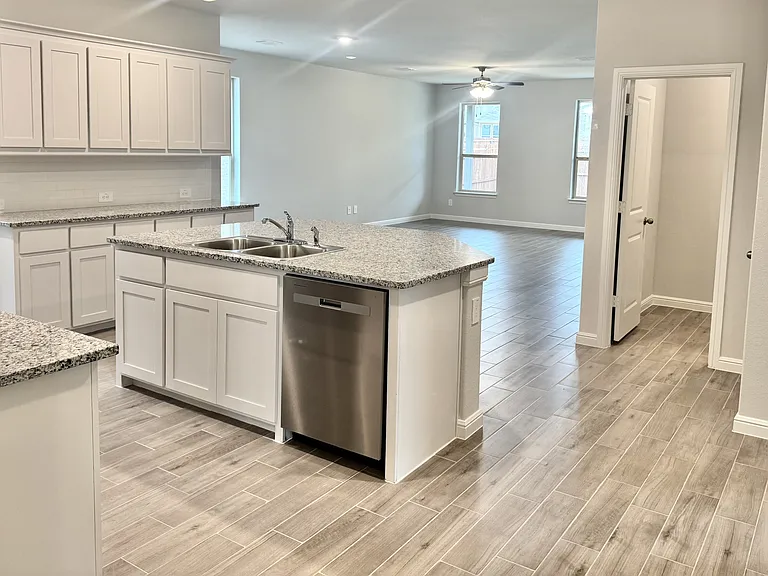 124 Daffodil Ln — Photo 3