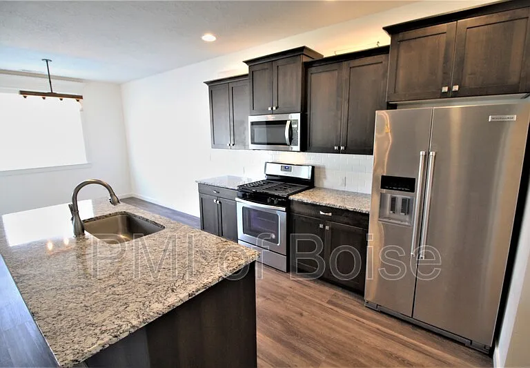 2080 S Hills Ave — Photo 6