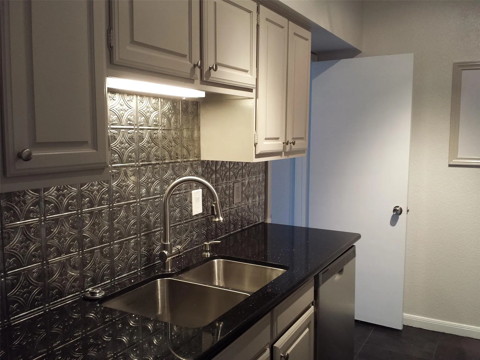1 bed, 1.0 bath, 860 sqft, $1,250 — Photo 2