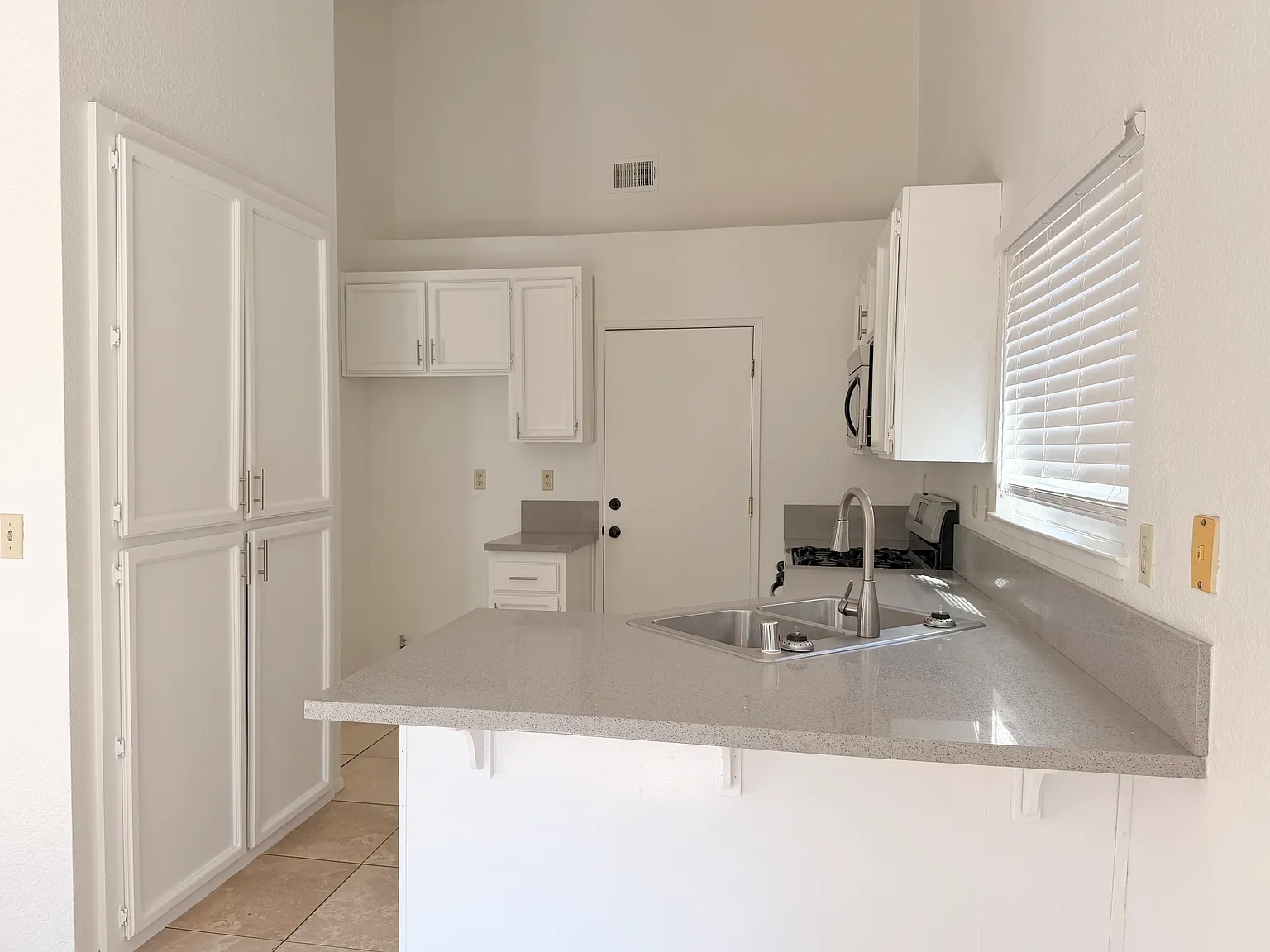 3 bed, 1195 sqft, $2,395 — Photo 3