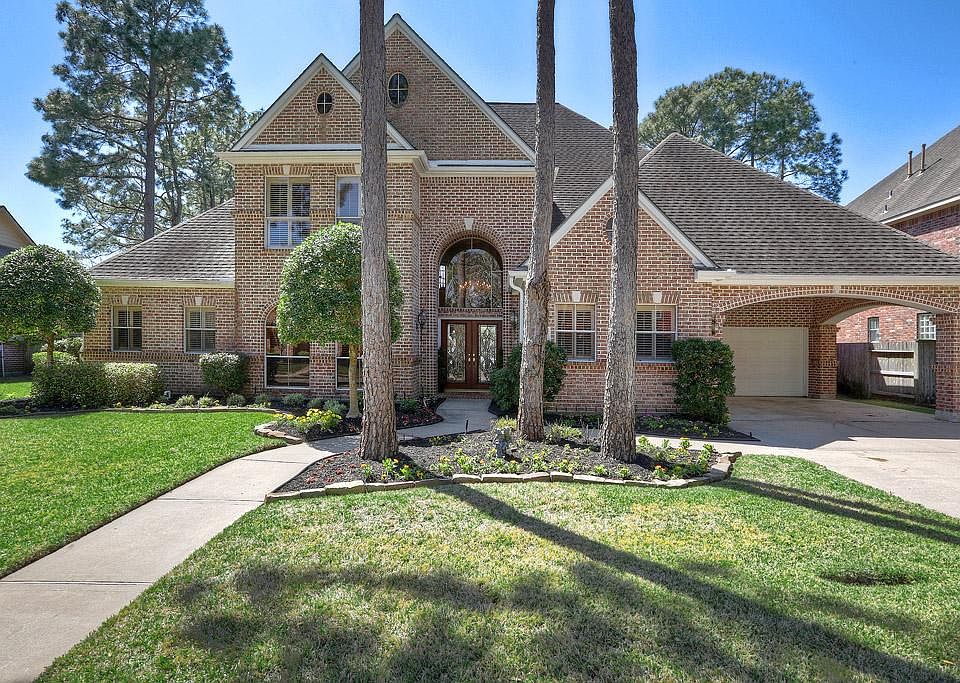 This stunning Traditional home overlooks the #16 Green of Bay Oaks Golf Course, the Bay Area's most prestigious golf course community. A custom brick home by Masterpiece Builders. The home offers wonderful architectural design and spaciousness.