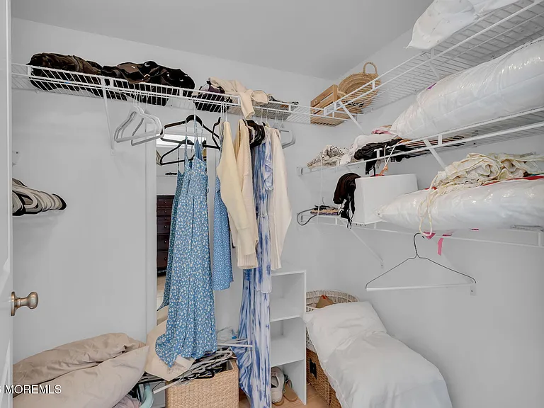 112 Sylvania Ave — Photo 41
