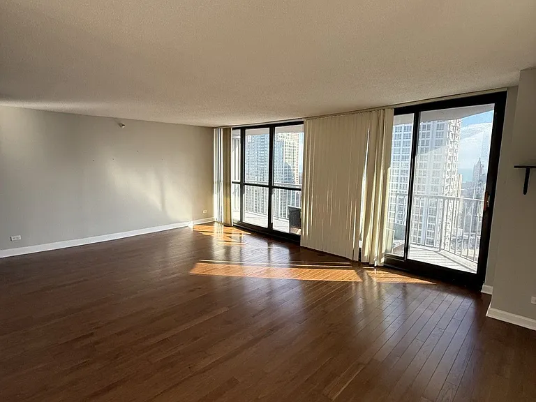 10 E Ontario Condos — Photo 12