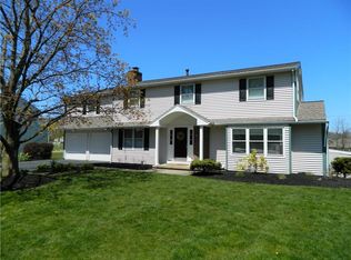 35 Maple Leaf Cir, Penfield, NY 14526