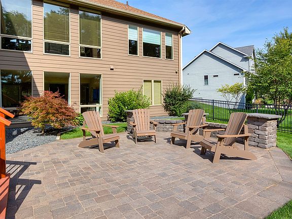 3rd image of 313 Oakwood Dr