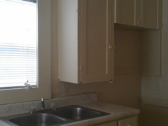 4th image of 861 W Manchester Ave APT 3