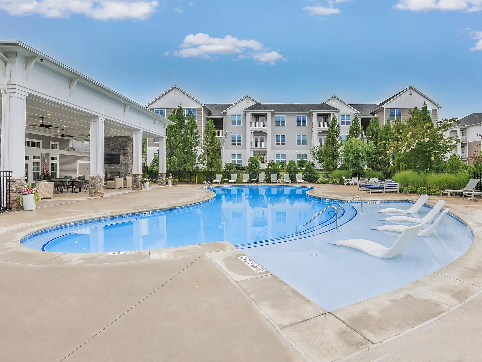 Riverstone Apartments at Long Shoals — Photo 3