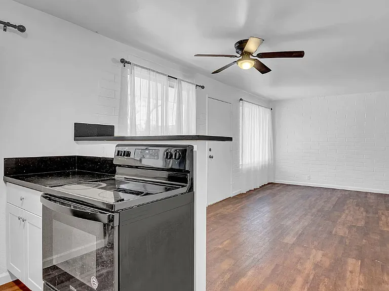 1942 W Berridge Ln #1 — Photo 11