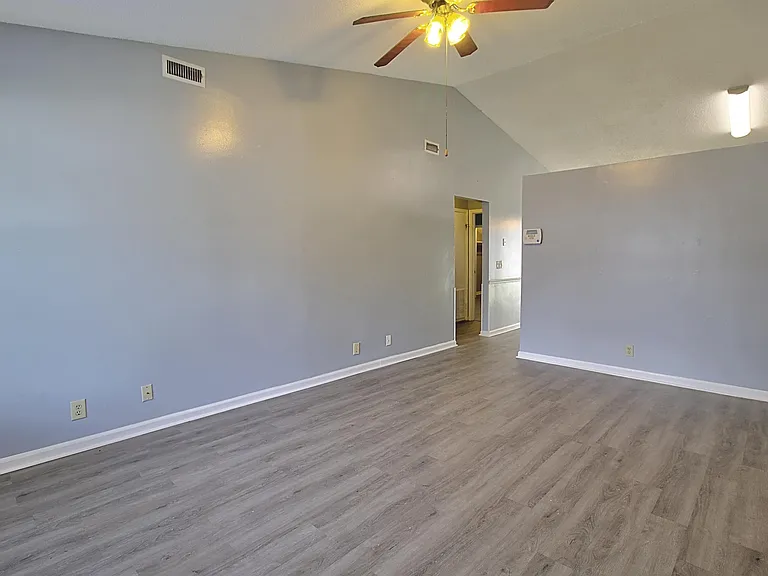 910 Brett Dr — Photo 3
