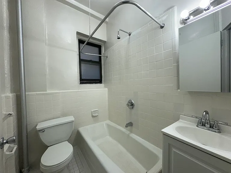 515 W 113th St #2H — Photo 4