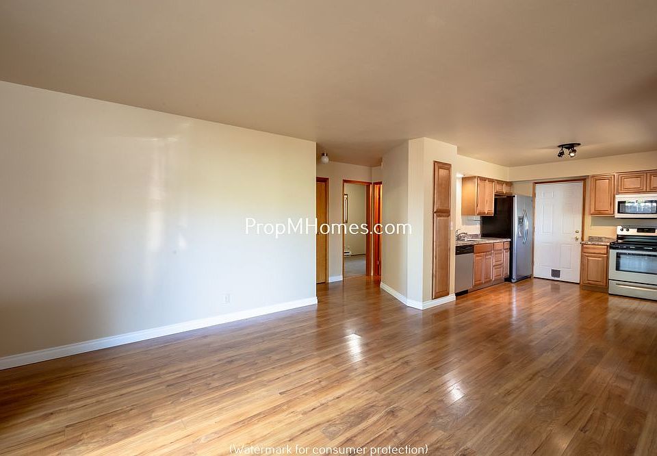 1st image of 943 NE Lincoln St APT B