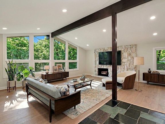 5th image of 2580 Crestwood Ln