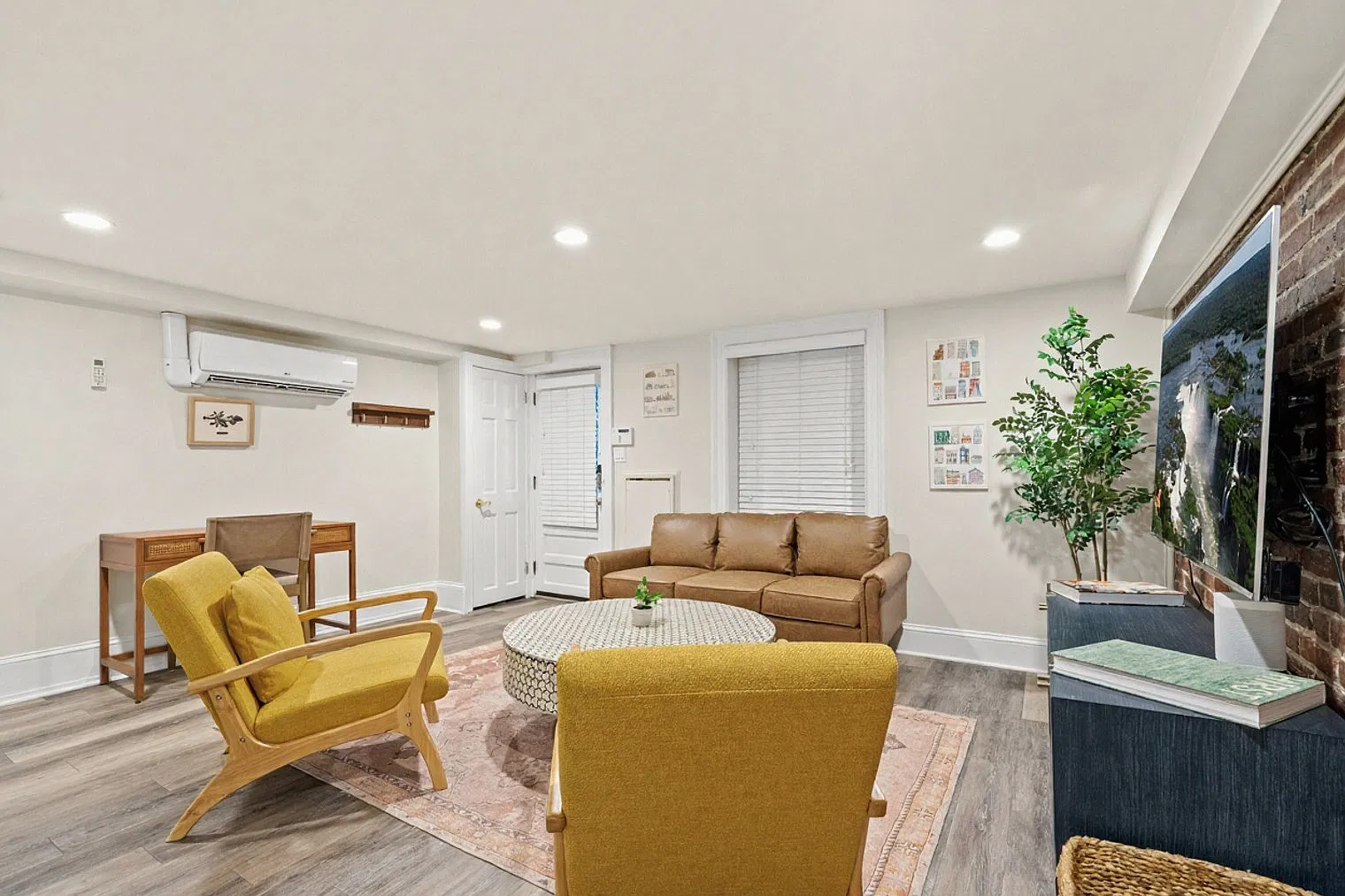 1 bed, 1.0 bath, 775 sqft, $4,012 — Photo 2