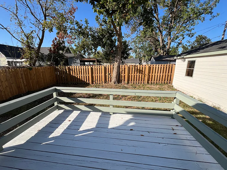 517 W Maple St — Photo 17