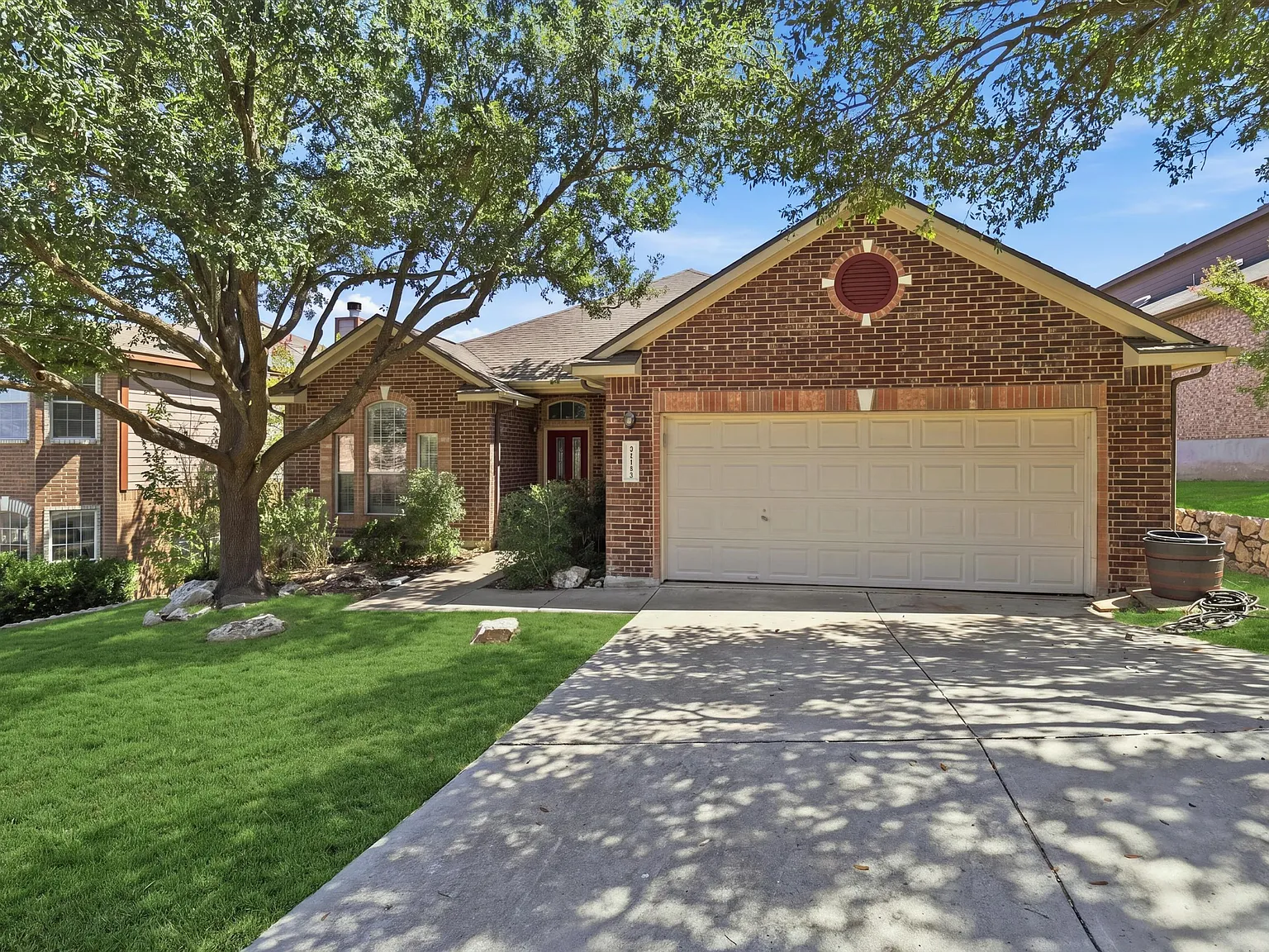 3 bed, 2386 sqft, $2,400 — Photo 3