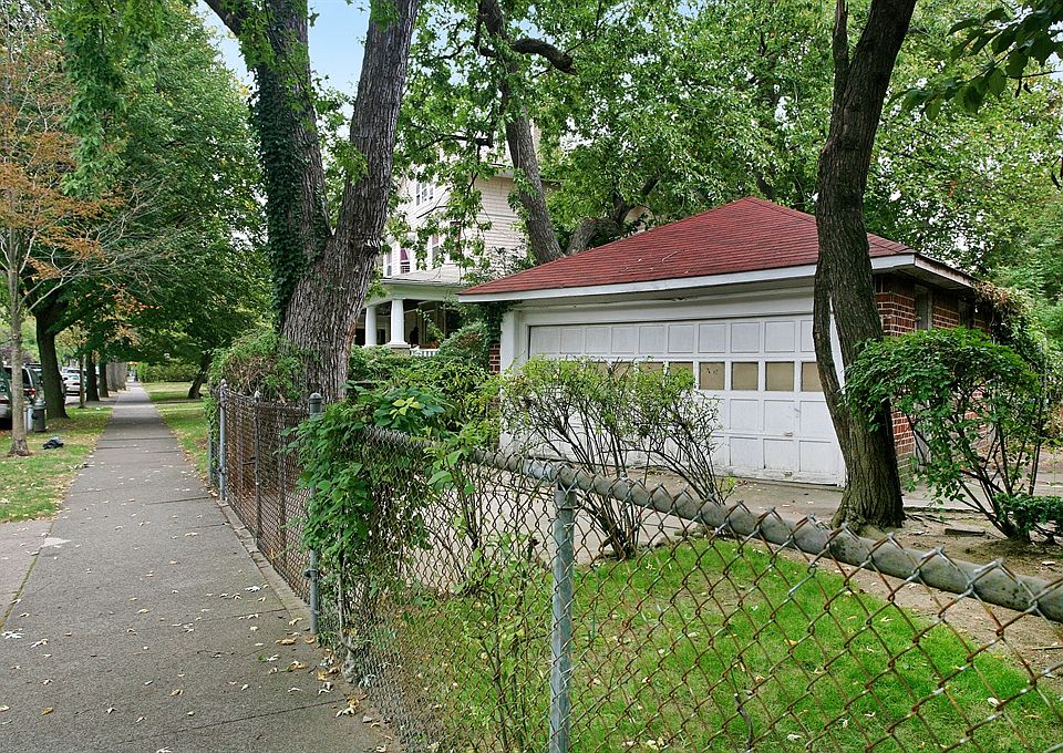 2nd image of 551 E 19th St