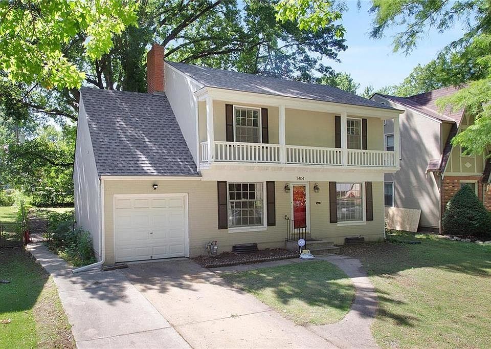 3 beds, 2.1 baths, 1 car attached garage and double wide driveway!