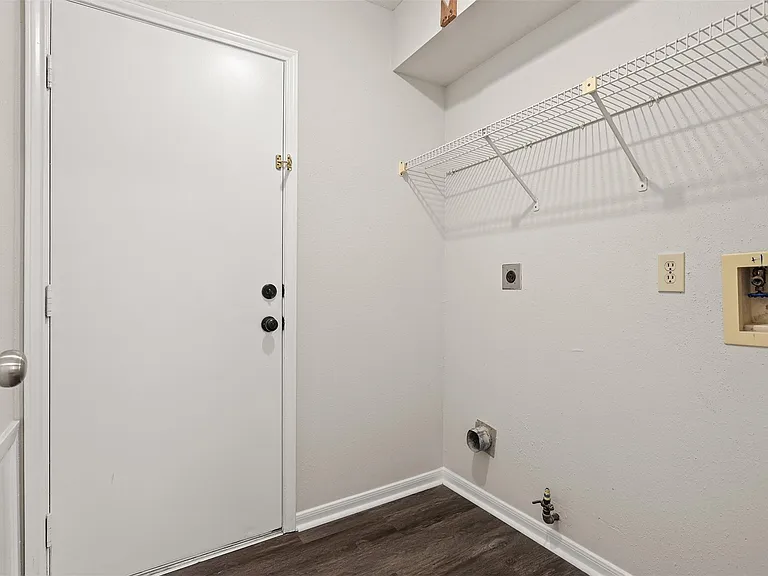 714 Regency Ct — Photo 3