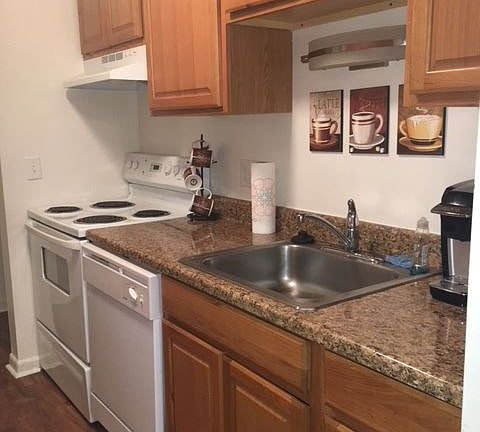 4th image of 301 Jamestown Cir APT B