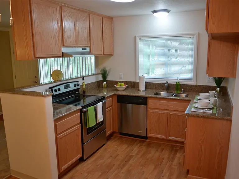 Flamingo Apartments — Photo 18