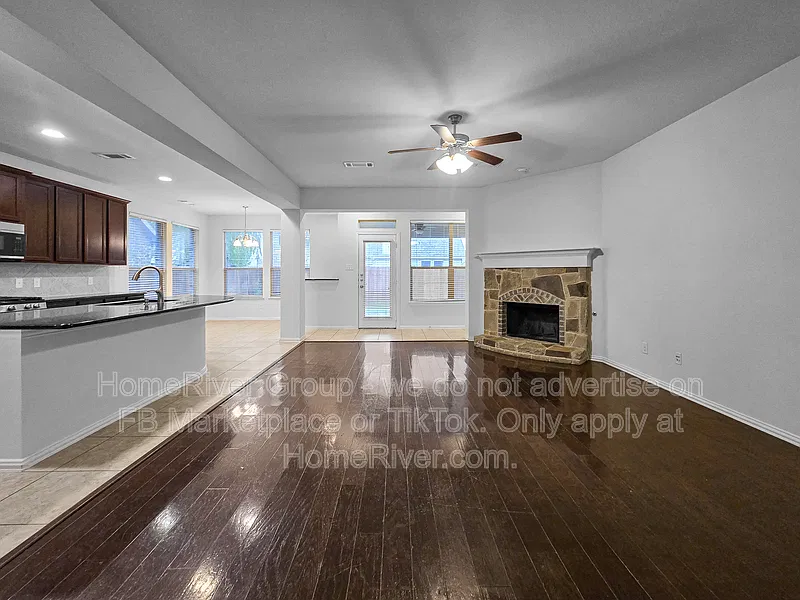 3 bed, 2.5 bath, 3113 sqft, $2,590 — Photo 4