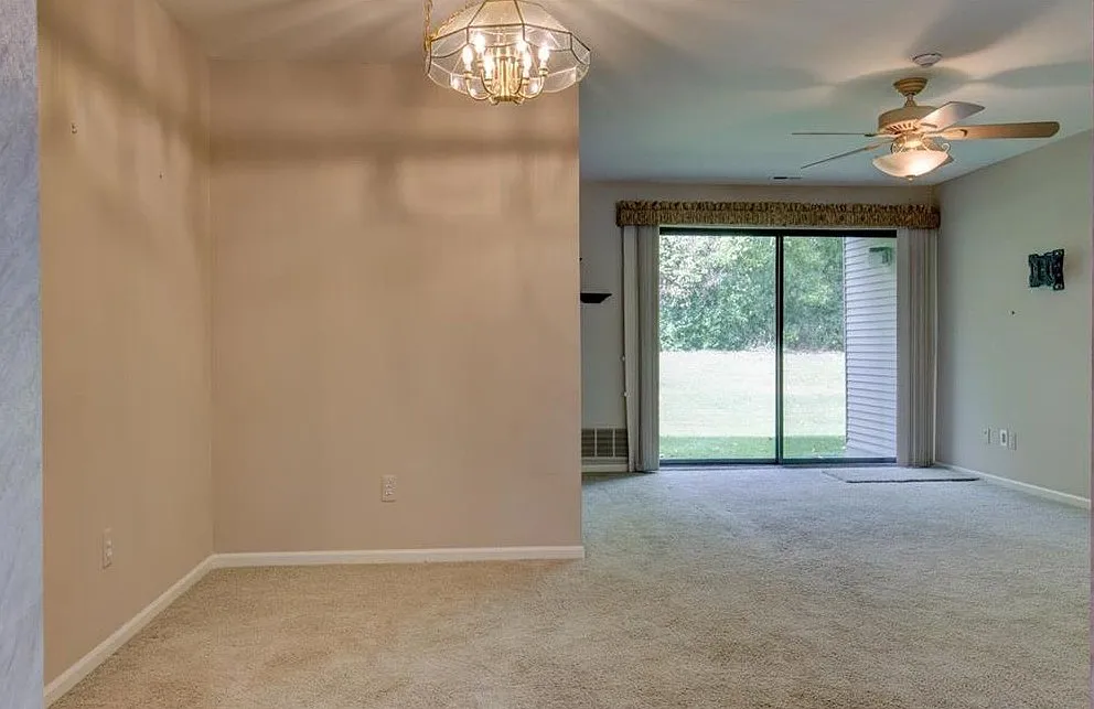 2 bed, 1028 sqft, $1,600 — Photo 2