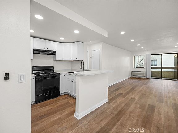 3rd image of 600 W 3rd St APT B205