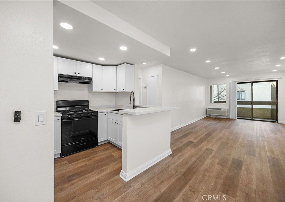 600 W 3rd St APT B205, Santa Ana, CA 92701 | MLS #PW26007962 | Zillow