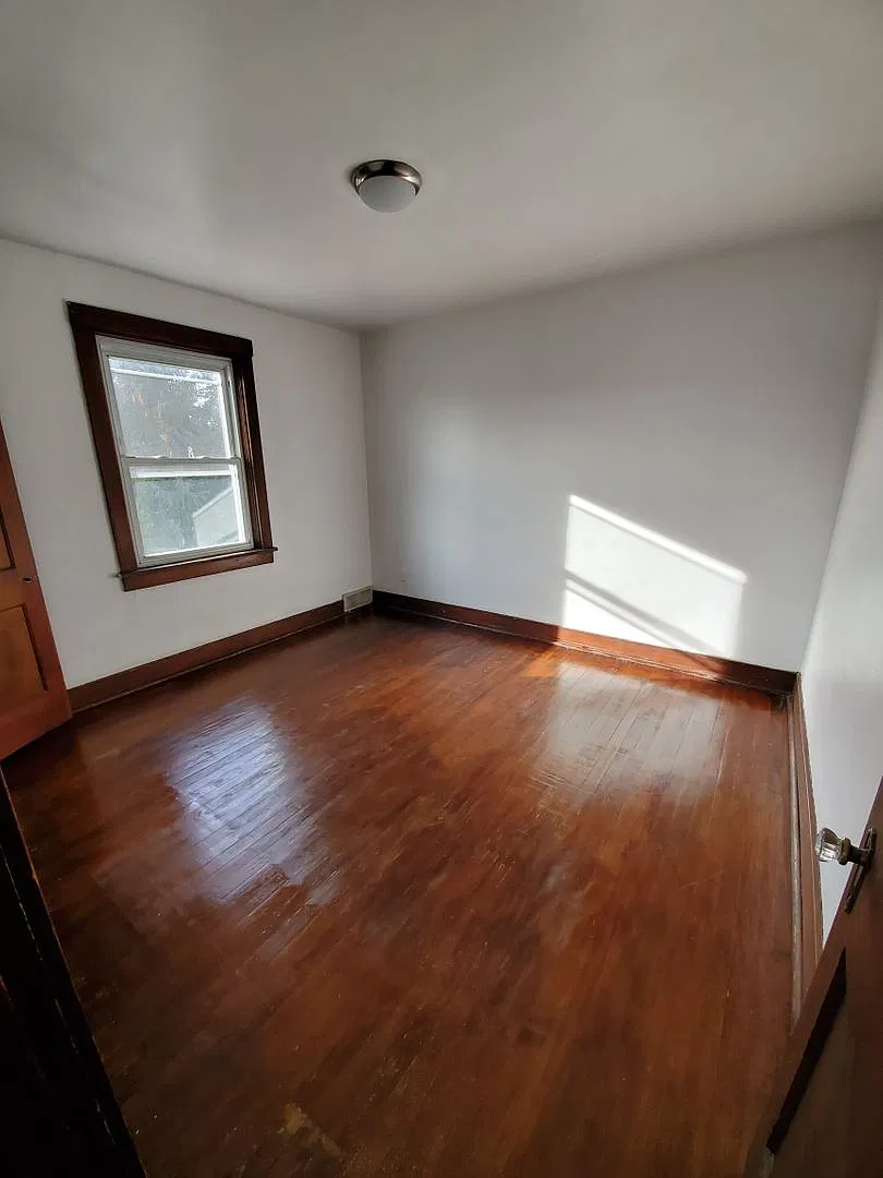 Available NOW! 3 Bedroom home with fenced in yard! Ask how you can get up to one month of FREE rent! — Photo 4