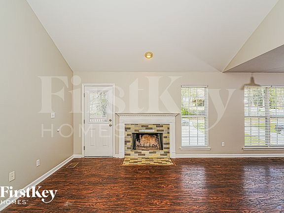 3rd image of 12 Mountain Oaks Ln