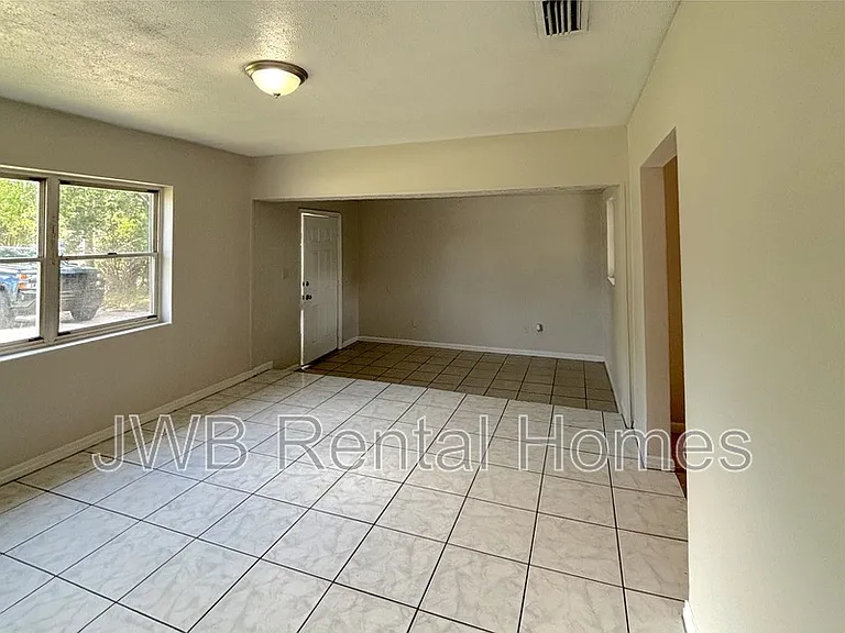 2248 Inwood Cir S — Photo 8