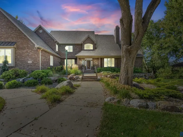 2715 E Woodland Hills Rd, Sioux Falls, SD 57103