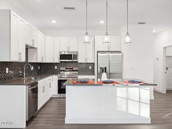 4th image of 2092 E Parkway St