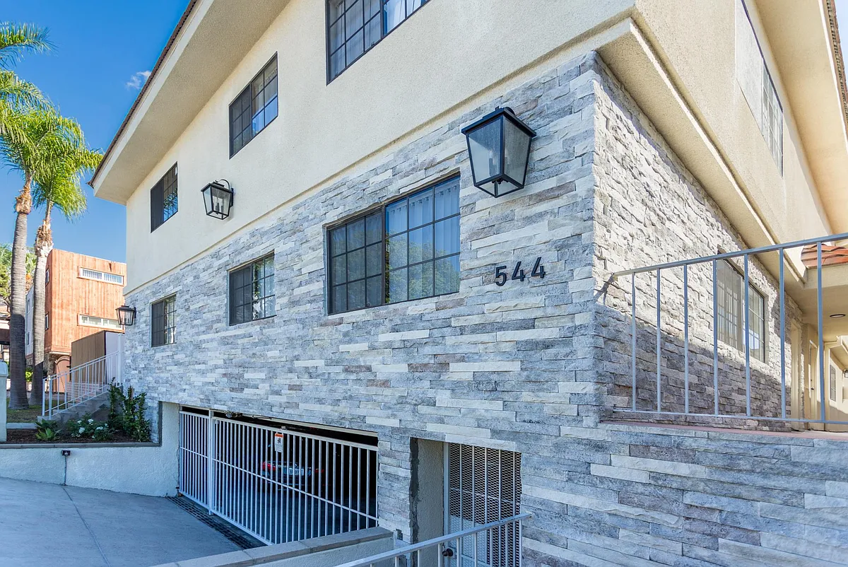 Building Photo - 544 E Tujunga Ave #204