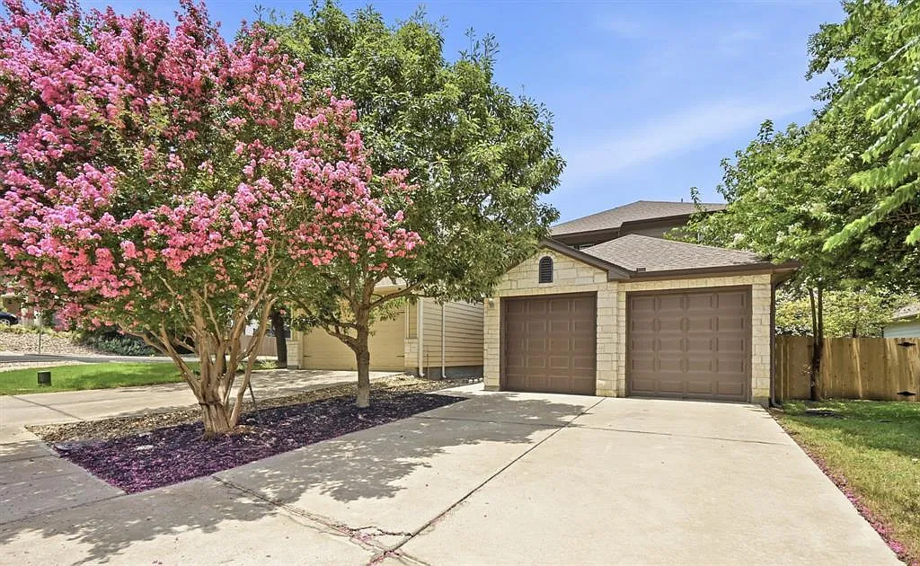 3 bed, 2.5 bath, 1817 sqft, $2,650 — Photo 2