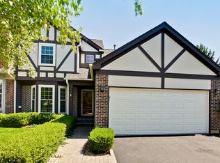 6082 Golfview Dr, Gurnee, IL