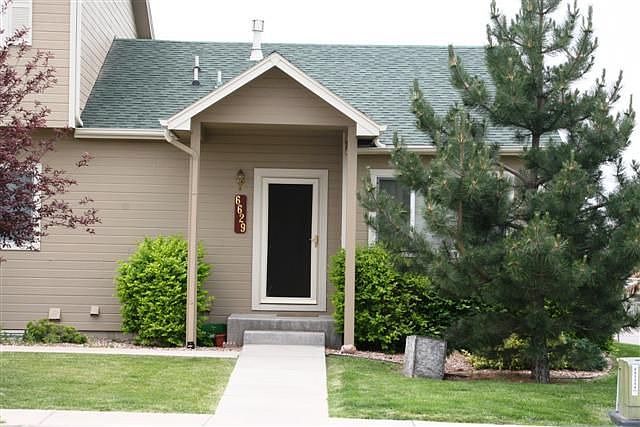 End Unit w lots of extr parking