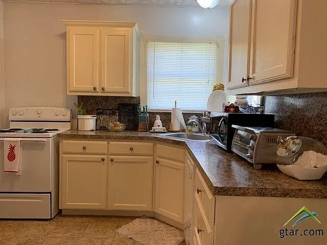 703 E Barbara St — Photo 7