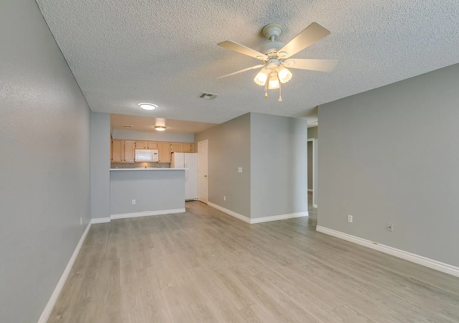 Cozy 2 Bedrooms-2 Bathroom Townhome*Close To Area Shopping Centers-Bus Lines* — Photo 2
