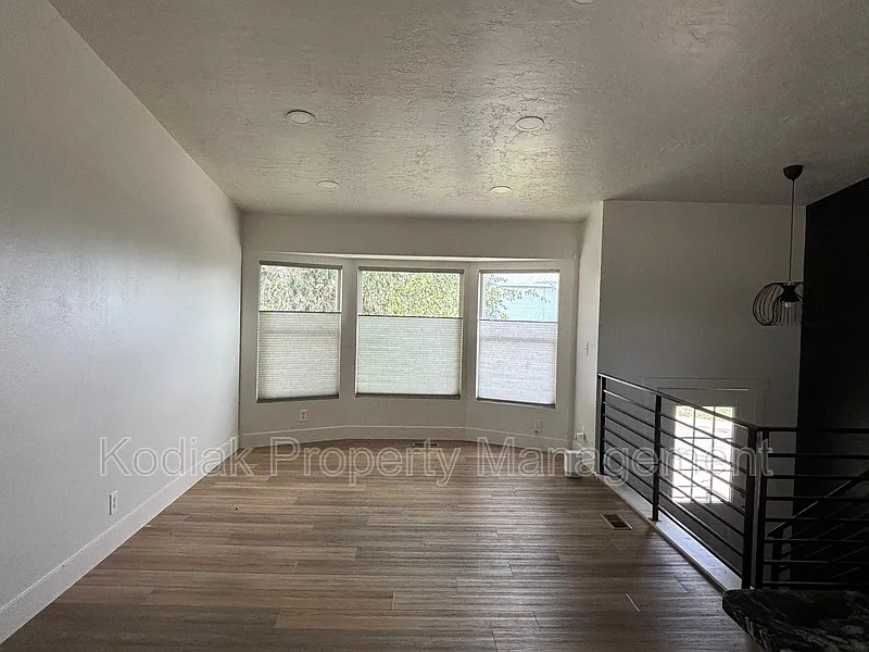 3 bed, 2.0 bath, 1533 sqft, $2,299 — Photo 3