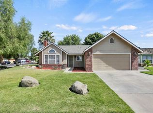 956 Lakewood Dr, Hanford, CA