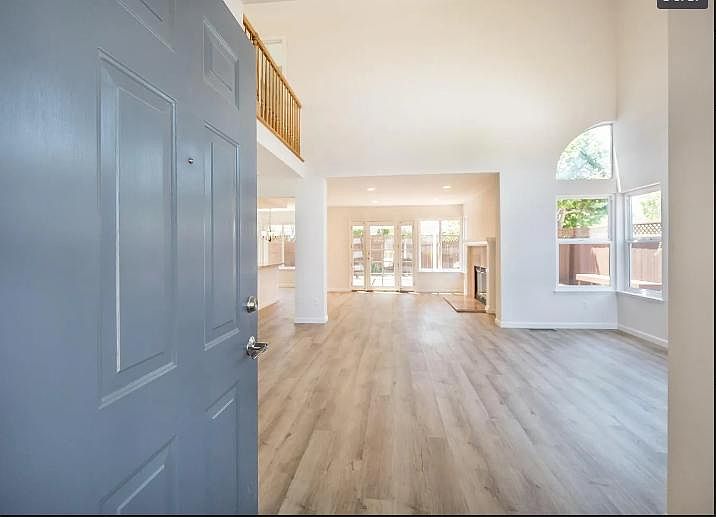 1st image of 20 Rosewood Dr