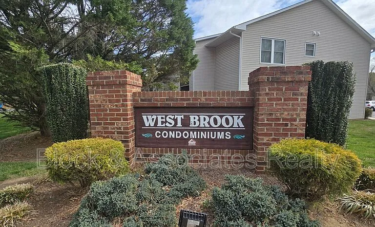 702 Westbrook Ct — Photo 1